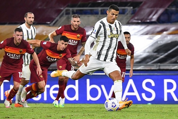 cristiano ronaldo bat cao danh dau dang cap, juventus thoat thua truoc as roma hinh anh 1