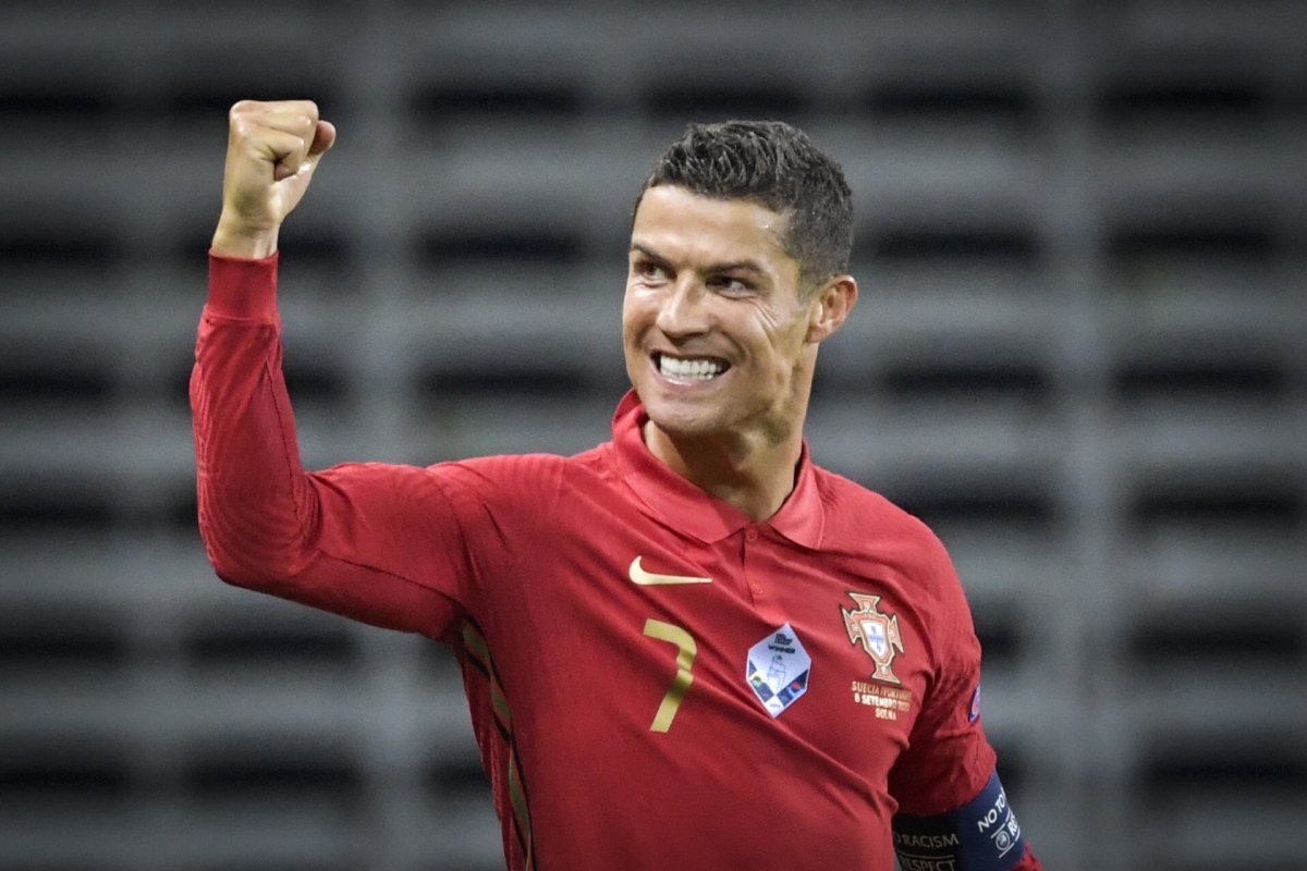 Lập cú đúp siêu phẩm vào lưới Thụy Điển, Ronaldo vượt mốc 100 bàn ...