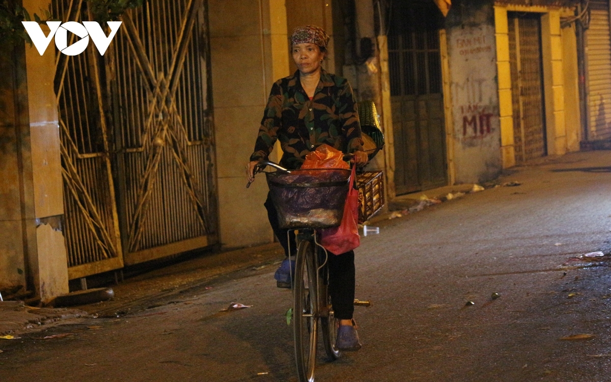 underprivileged people in hanoi strive to earn a living at night picture 11