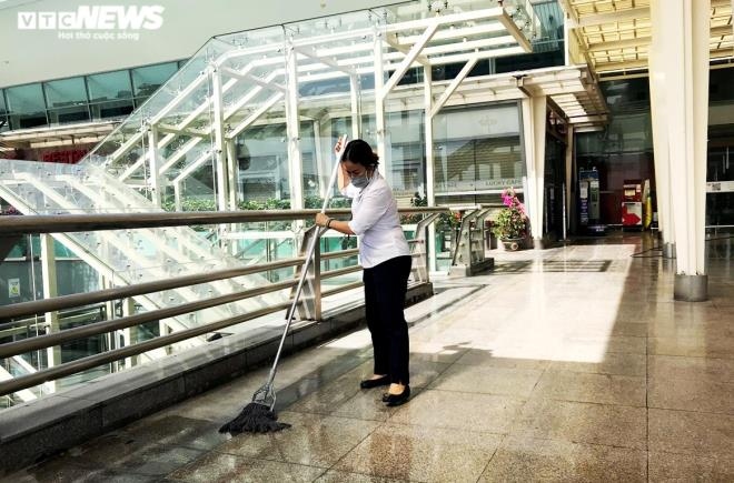 Da Nang International Airport appears quiet at 10 a.m. on September 7 as the domestic terminal reopens.