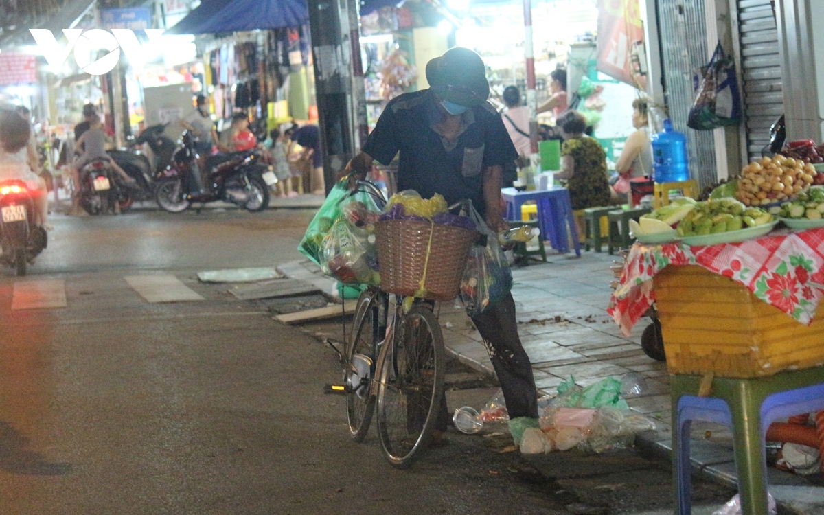 underprivileged people in hanoi strive to earn a living at night picture 3