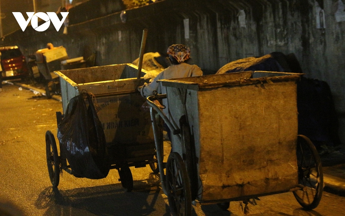 underprivileged people in hanoi strive to earn a living at night picture 4