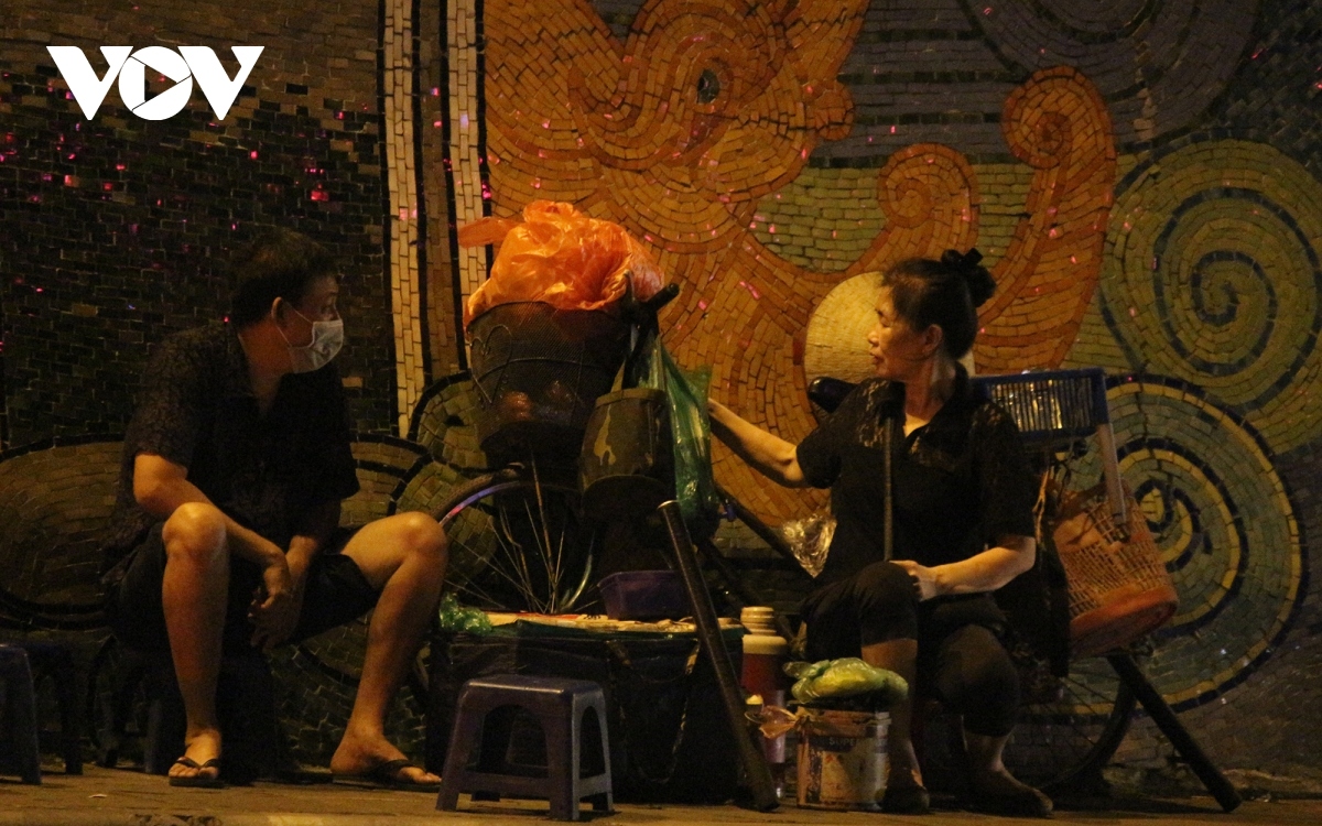 underprivileged people in hanoi strive to earn a living at night picture 6