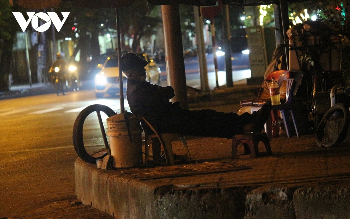 underprivileged people in hanoi strive to earn a living at night picture 9