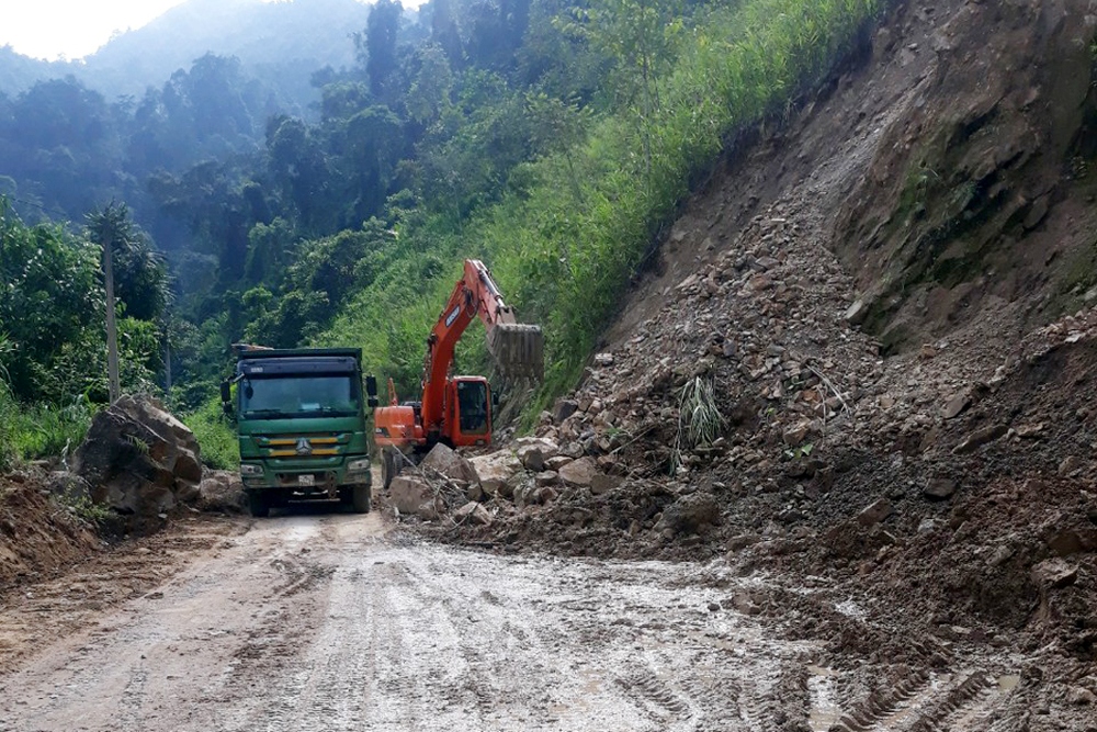 lai chau mua tren dien rong, nguy co sat lo dat, da roi tren cac tuyen giao thong hinh anh 2