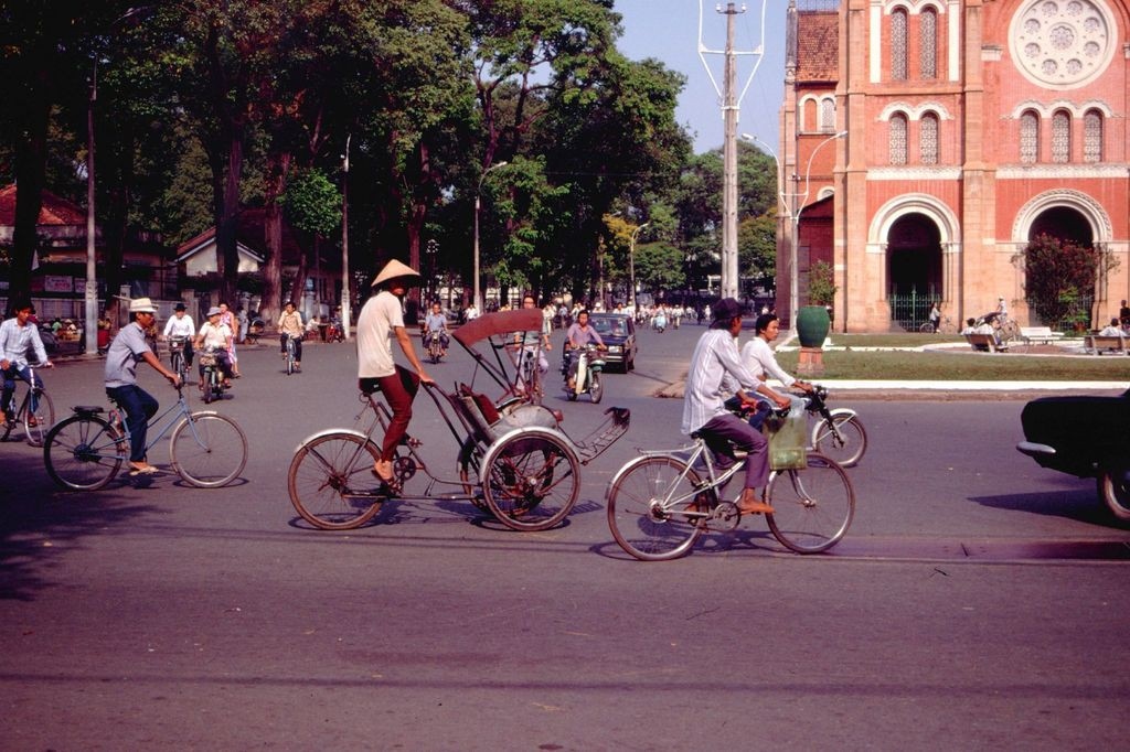 interesting photos showcase saigon traffic in 1989 picture 1