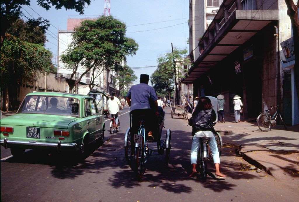 interesting photos showcase saigon traffic in 1989 picture 10