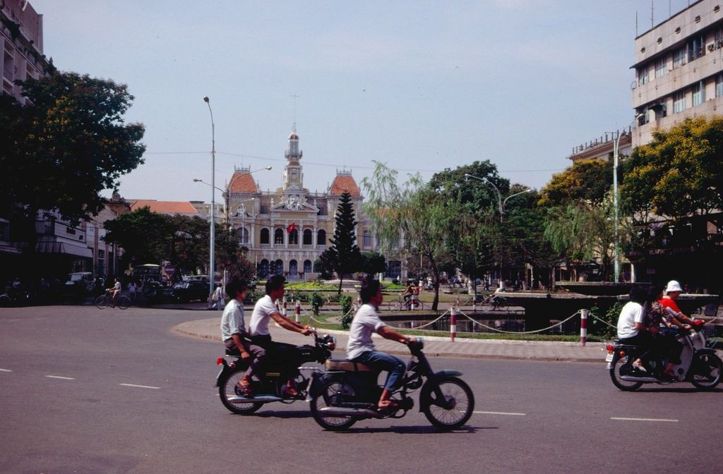 interesting photos showcase saigon traffic in 1989 picture 2