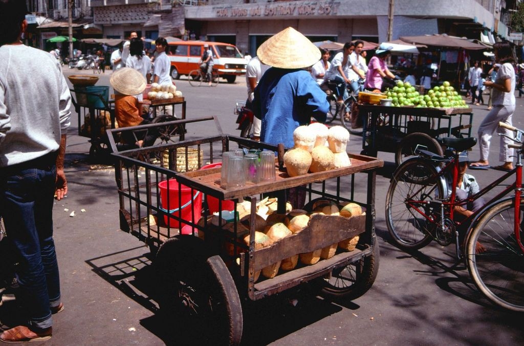 interesting photos showcase saigon traffic in 1989 picture 8