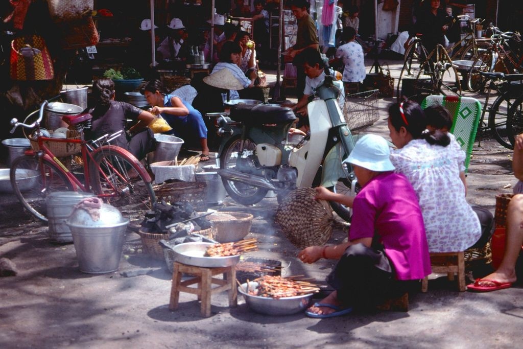 interesting photos showcase saigon traffic in 1989 picture 9