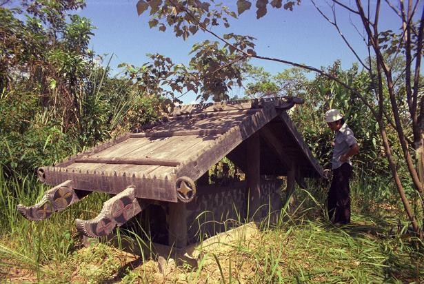 tomb house of the co tu picture 1 tomb house of the co tu picture 1