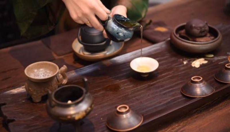 enjoying vietnamese typical tea in tea houses in hanoi picture 5