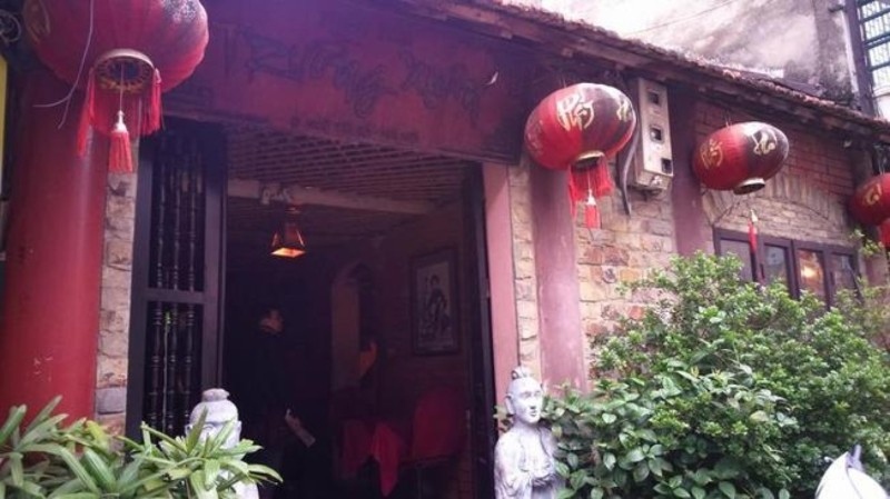 enjoying vietnamese typical tea in tea houses in hanoi picture 1