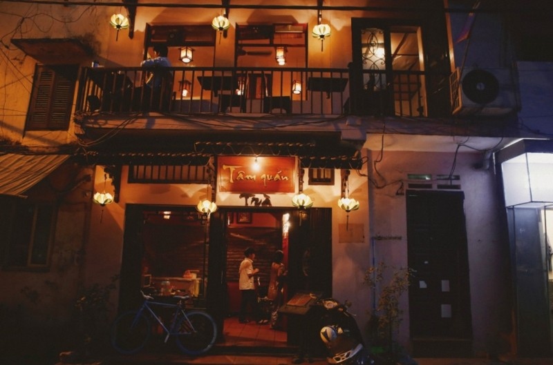 enjoying vietnamese typical tea in tea houses in hanoi picture 3