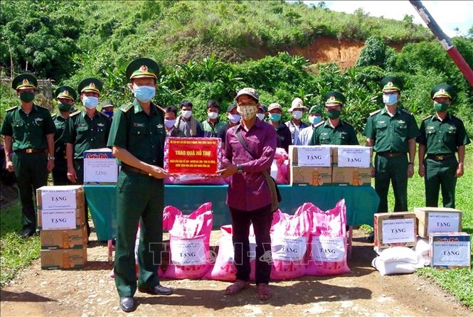 thua thien-hue presents gifts to laotian military forces and locals picture 1