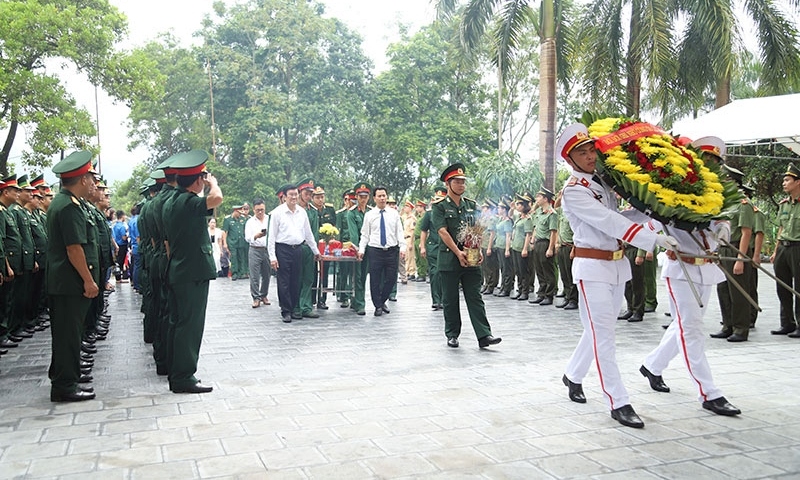 Ong truong tan sang du le truy dieu va an tang hai cot liet sy tai nghia trang vi xuyen hinh anh 1