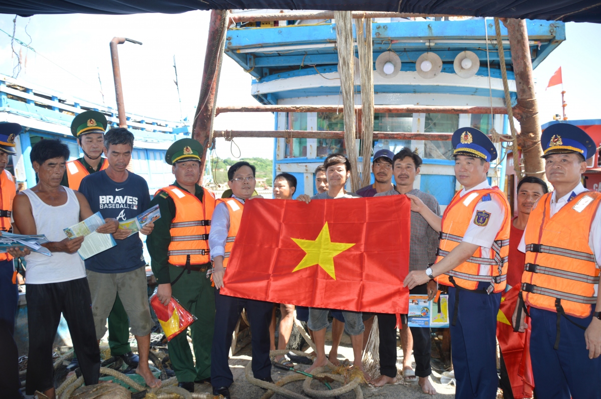 tuyen truyen phap luat bien cho ngu dan tai au tau bach long vi hinh anh 1