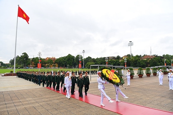 Doan dai bieu Dai hoi Dang bo quan doi vao lang vieng chu tich ho chi minh hinh anh 1