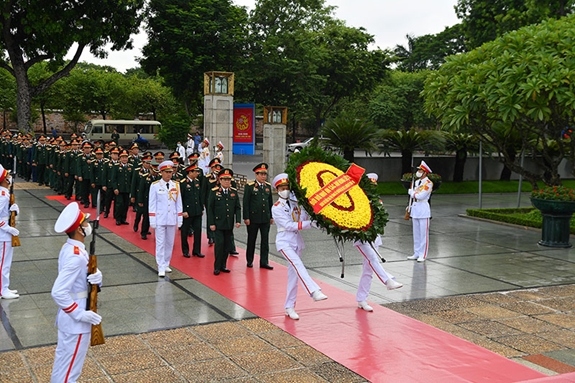 Doan dai bieu Dai hoi Dang bo quan doi vao lang vieng chu tich ho chi minh hinh anh 3