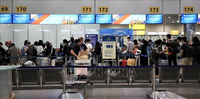 vietnam airlines brings home 340 stranded citizens from russia picture 1