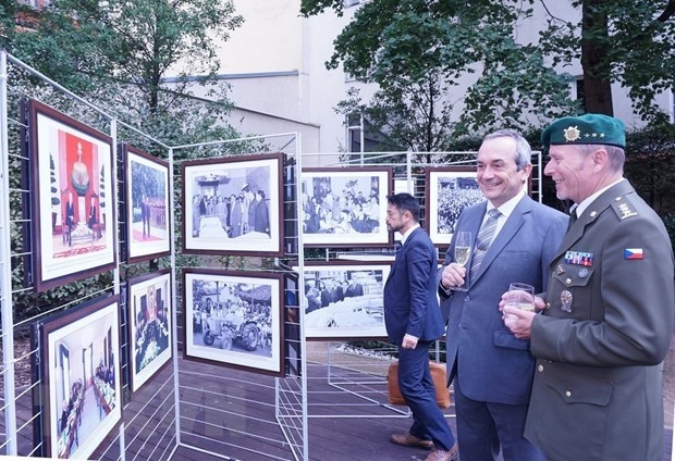 photo exhibition spotlights vietnam-czech traditional relations picture 1