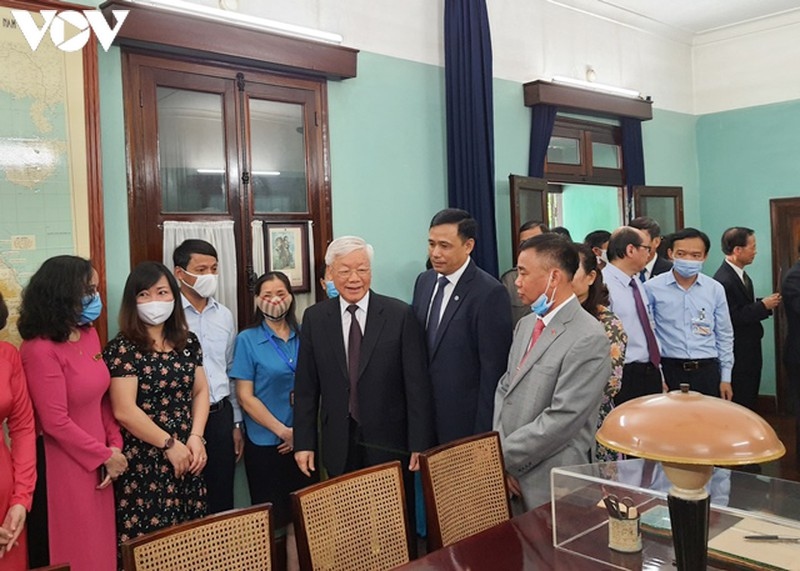 tổng bí thư, chủ tịch nước dâng hương tưởng niệm chủ tịch hồ chí minh hình ảnh 2 tong bi thu, chu tich nuoc dang huong tuong niem chu tich ho chi minh hinh anh 2