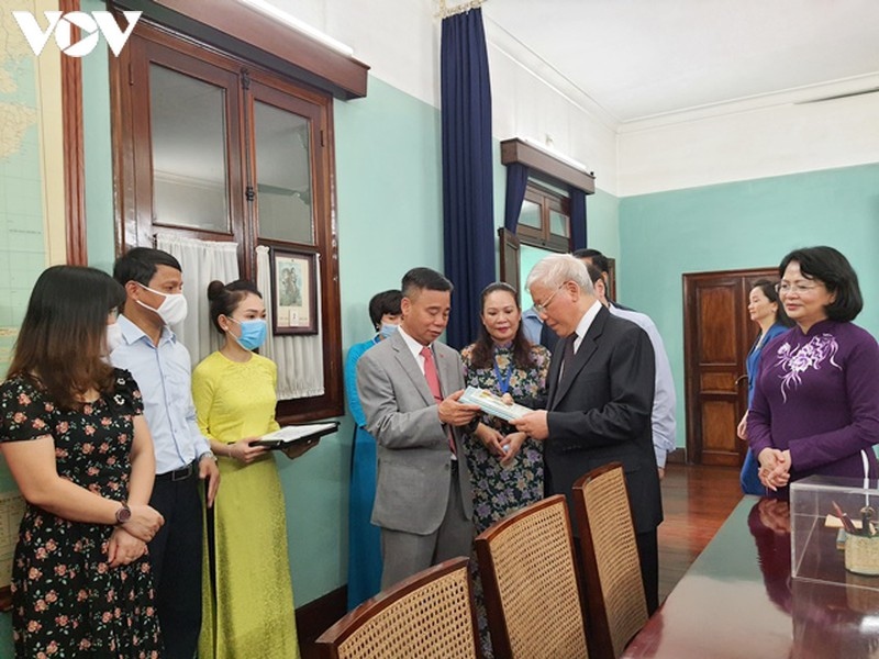 tổng bí thư, chủ tịch nước dâng hương tưởng niệm chủ tịch hồ chí minh hình ảnh 3 tong bi thu, chu tich nuoc dang huong tuong niem chu tich ho chi minh hinh anh 3