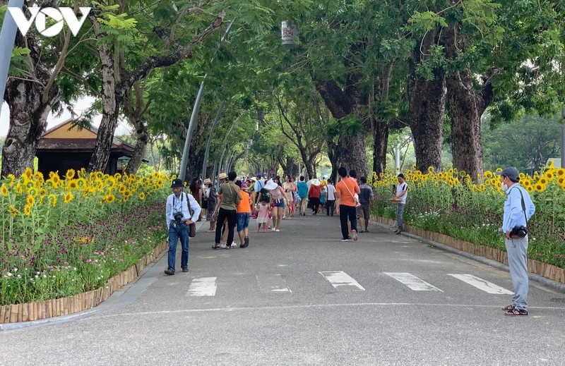 nguoi dan den vui choi o cac diem di tich, chua chien tai thua thien hue hinh anh 2