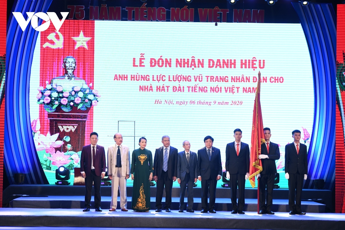 PM Nguyen Xuan Phuc presents the title Hero of People’s Armed Forces to VOV Theatre