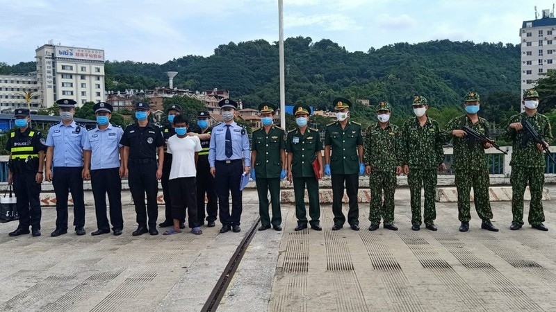 lao cai border guards hand over wanted man to chinese authorities picture 1