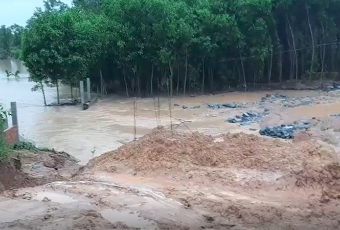 Vỡ đập thủy lợi ở Quảng Nam, hàng trăm ngàn m3 nước đổ xuống hạ du