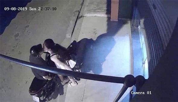 Nhiều cặp đôi có phần mơ mộng khi tin vào "một túp lều tranh, hai trái tim vàng".