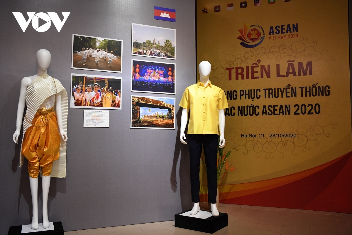 traditional costumes of asean members on display in vietnam picture 10