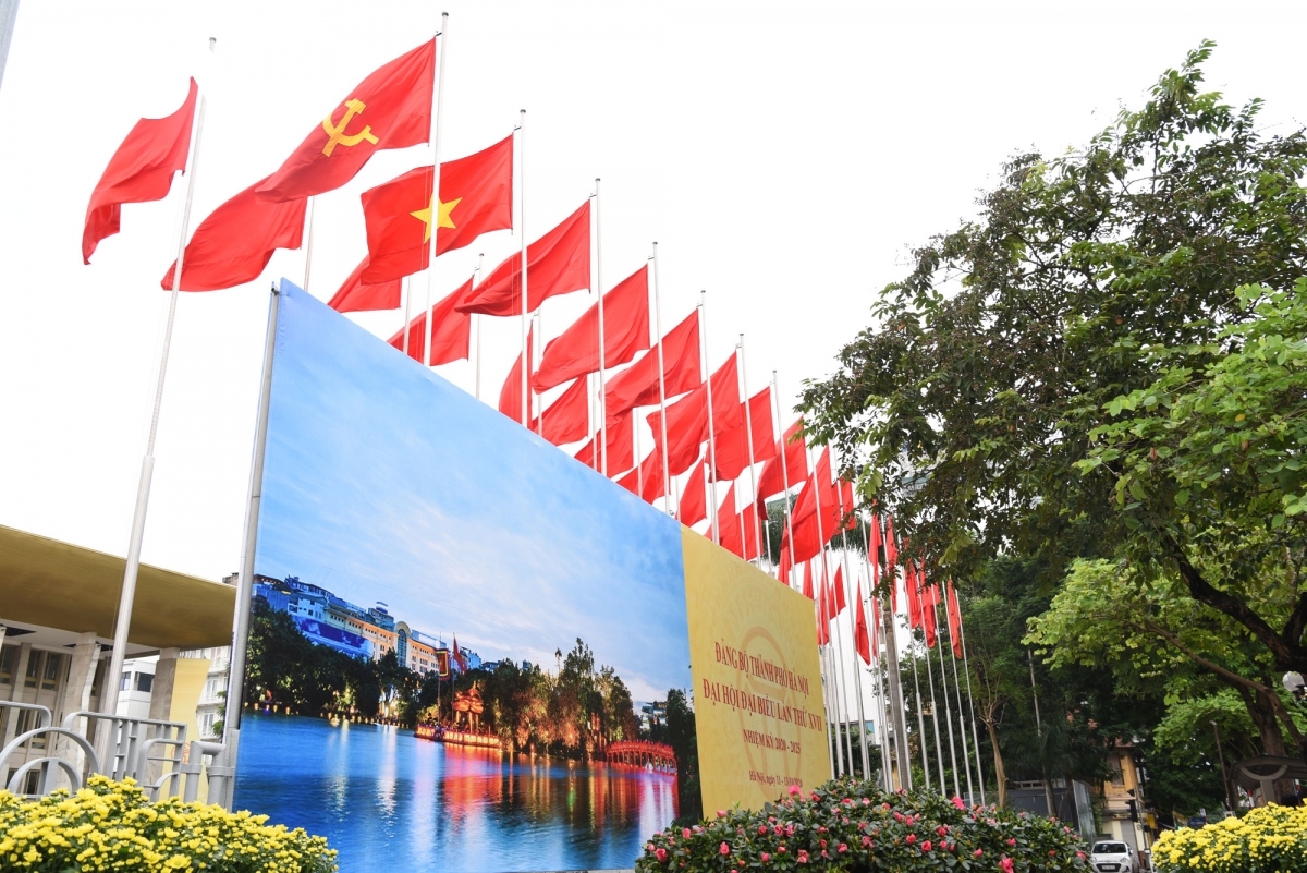 flags and flowers spotted throughout hanoi to celebrate major events picture 10