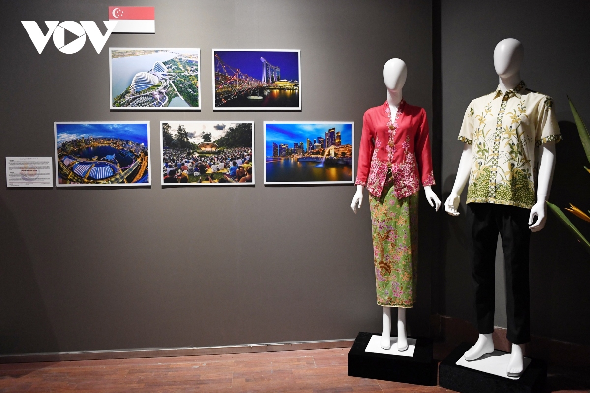 traditional costumes of asean members on display in vietnam picture 11
