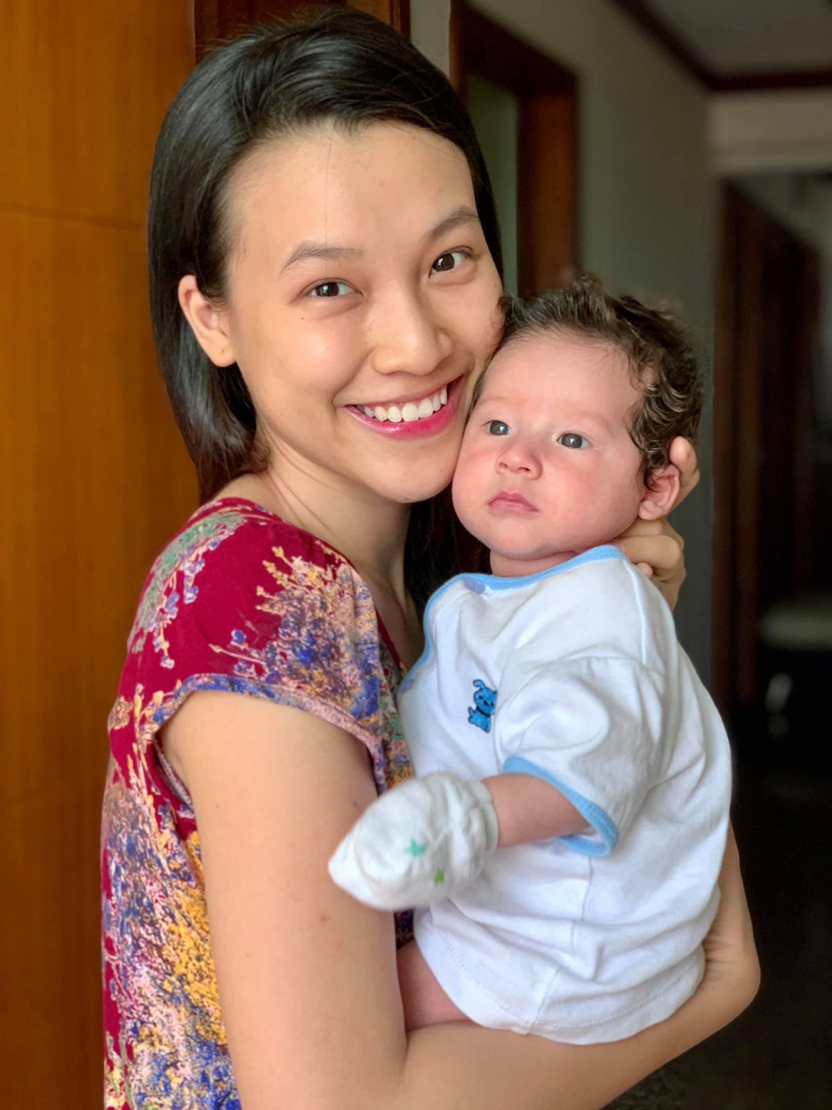 Thiên thần nhỏ lai Tây với đôi mắt long lanh và nụ cười ngọt ngào chắc chắn sẽ làm tan chảy trái tim của bạn. Xem hình ảnh này để cảm nhận được sự tinh khôi và đáng yêu của bé.