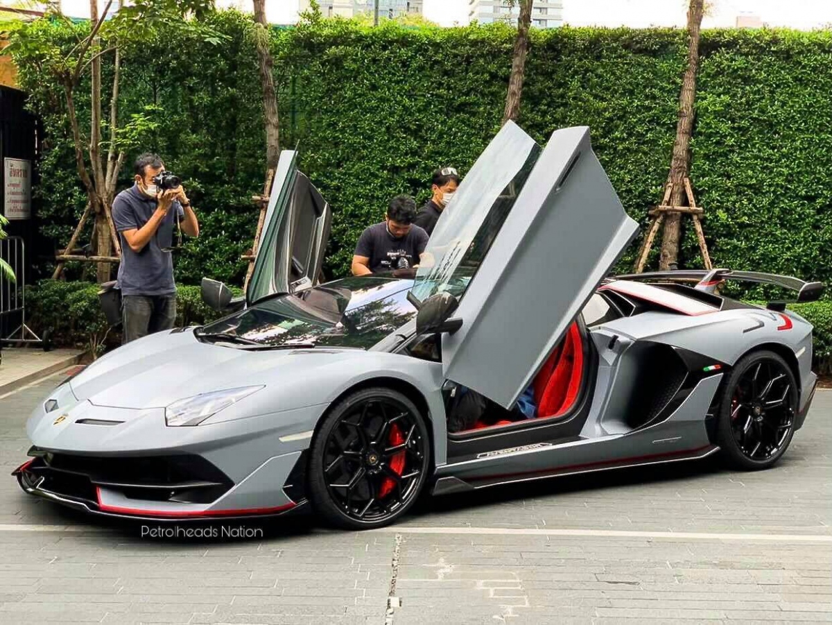 Chiếc Lamborghini Aventador thứ  xuất hiện trên phố 