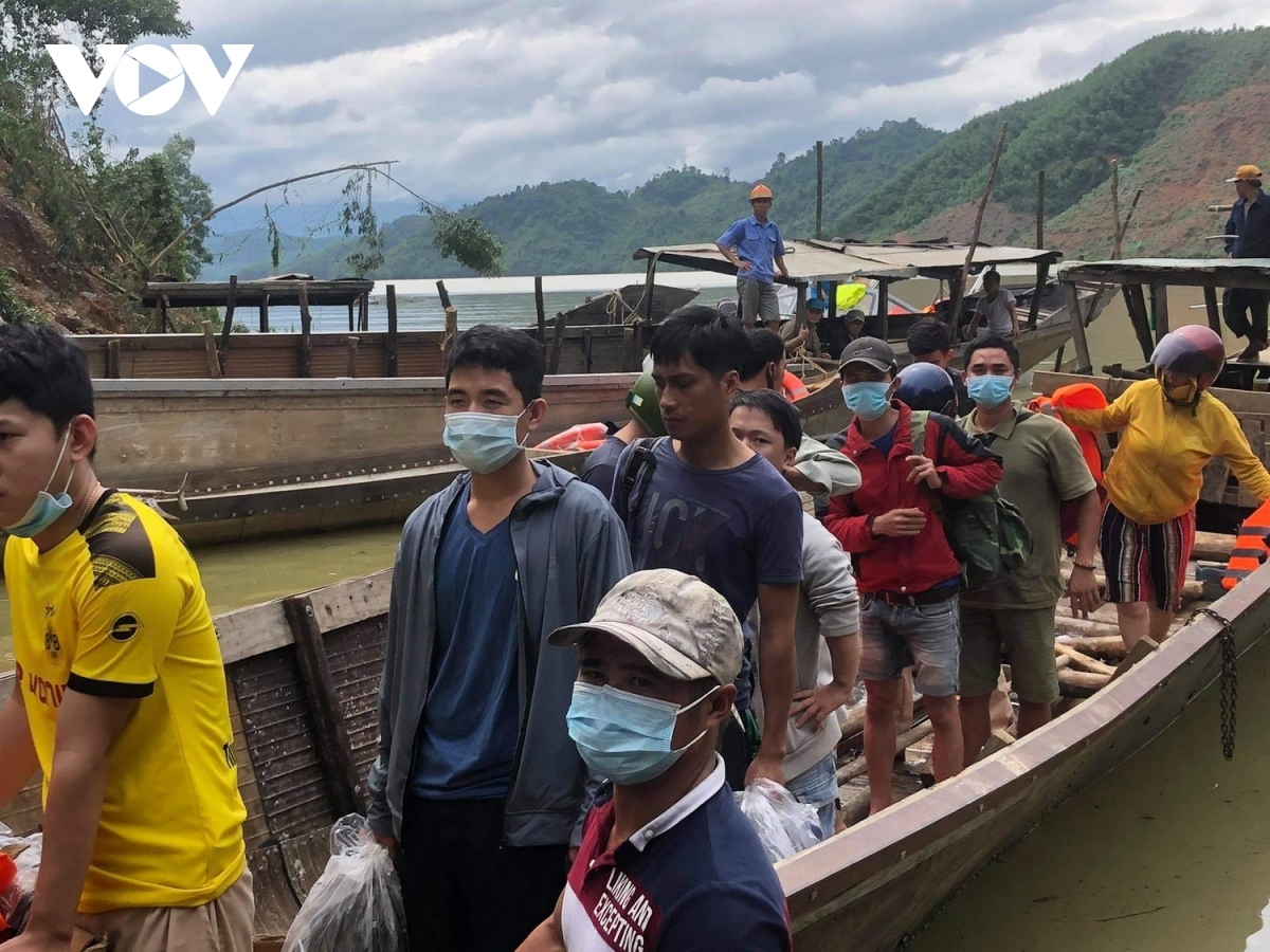 landslide disaster rescue workers search for 17 in debris in central vietnam picture 11