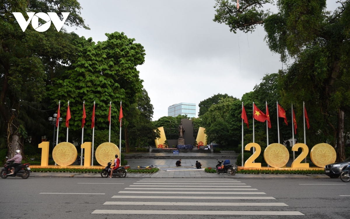 flags and flowers spotted throughout hanoi to celebrate major events picture 12