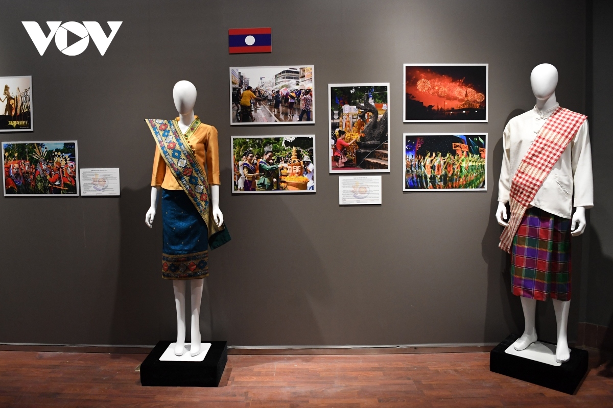 traditional costumes of asean members on display in vietnam picture 13