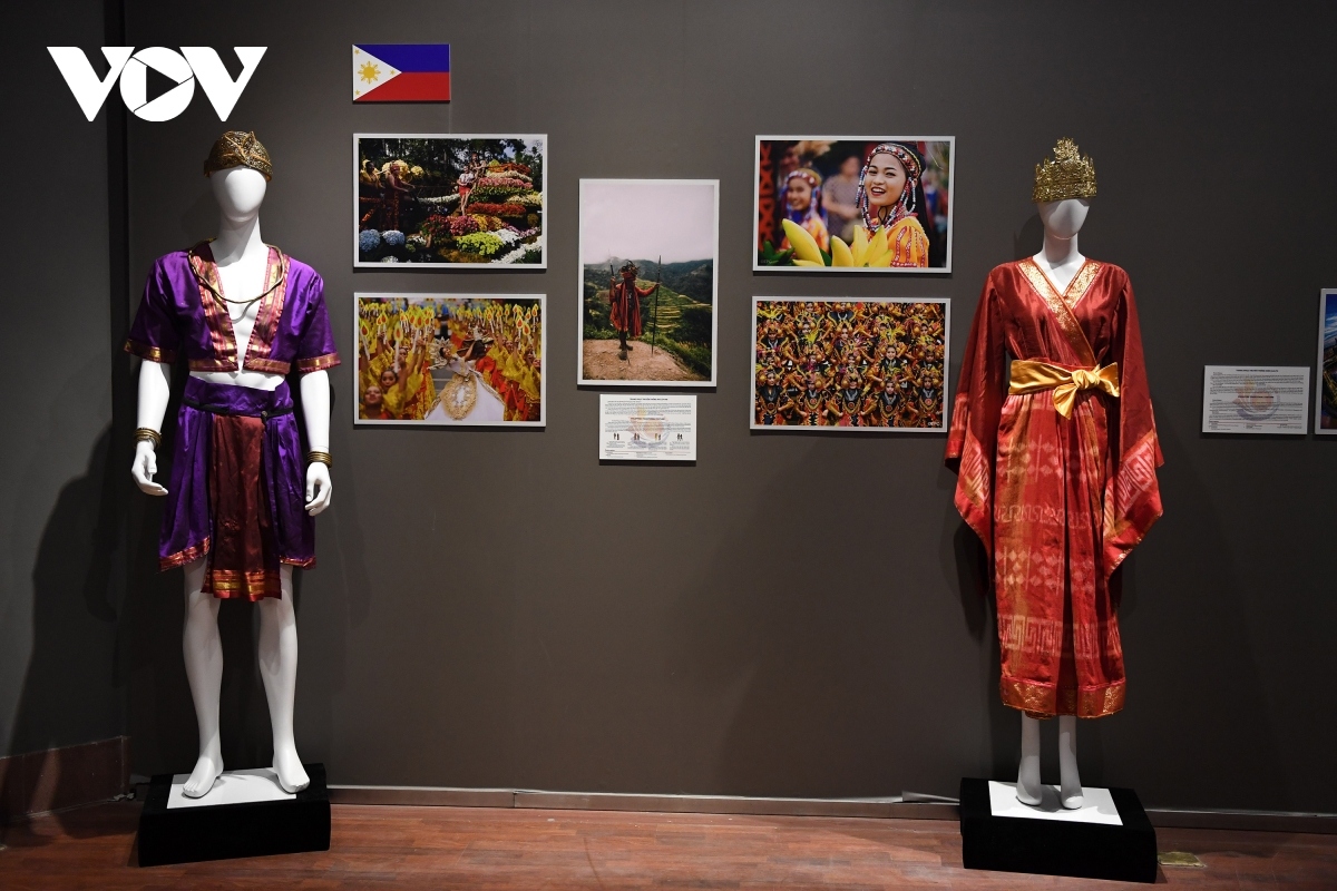 traditional costumes of asean members on display in vietnam picture 15