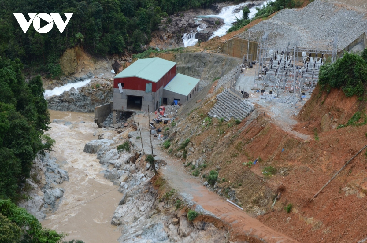 military forces intensifies rescue operations at rao trang 3 hydropower plant picture 17