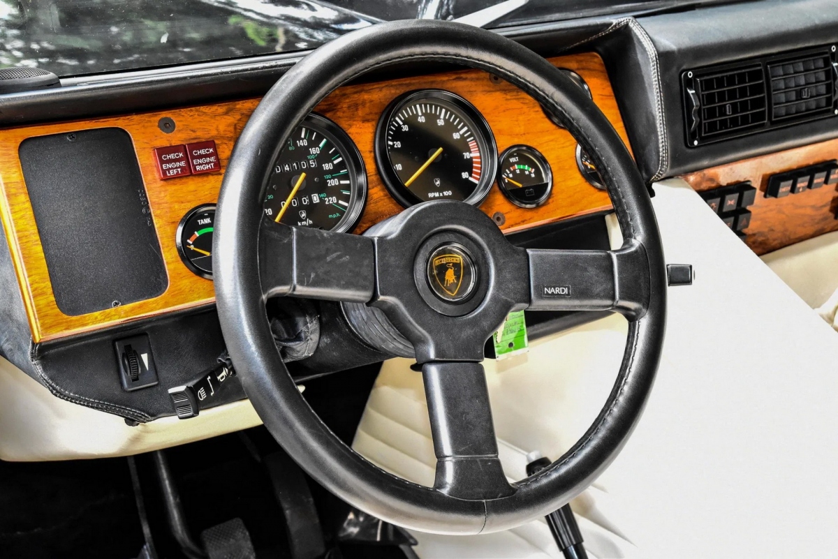 lamborghini lm002 sau hon 30 nam van duoc rao ban hon 200.000 usd hinh anh 13