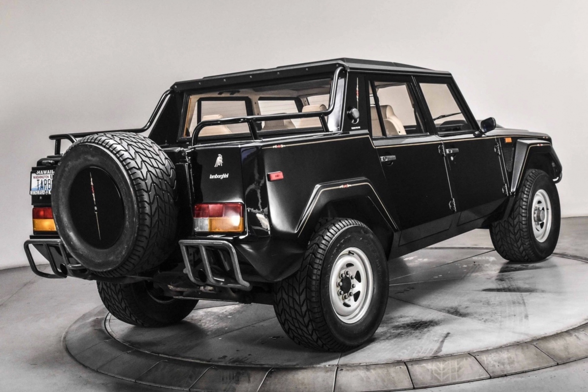 Lamborghini LM002 sau hơn 30 năm vẫn được rao bán hơn  USD 