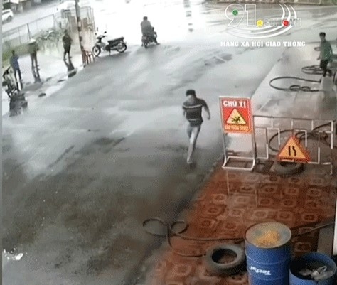Xe không người lái lao vun vút vào...đổ xăng