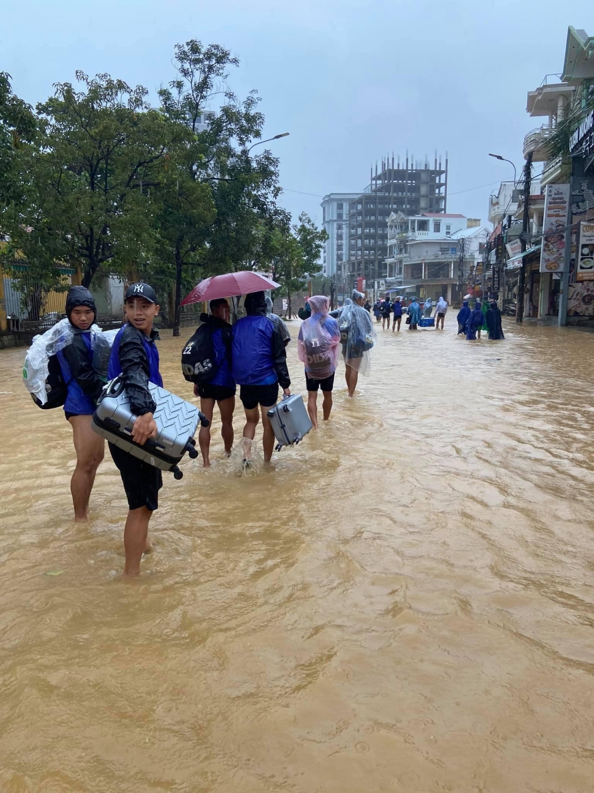 clb hue loi qua mua lu de di chuyen kip gio thi dau hang nhat quoc gia hinh anh 1