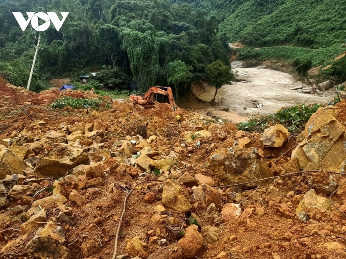 landslide disaster rescue workers search for 17 in debris in central vietnam picture 1