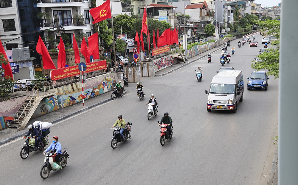 hanoians bundle up as sudden cold period descends on capital picture 1