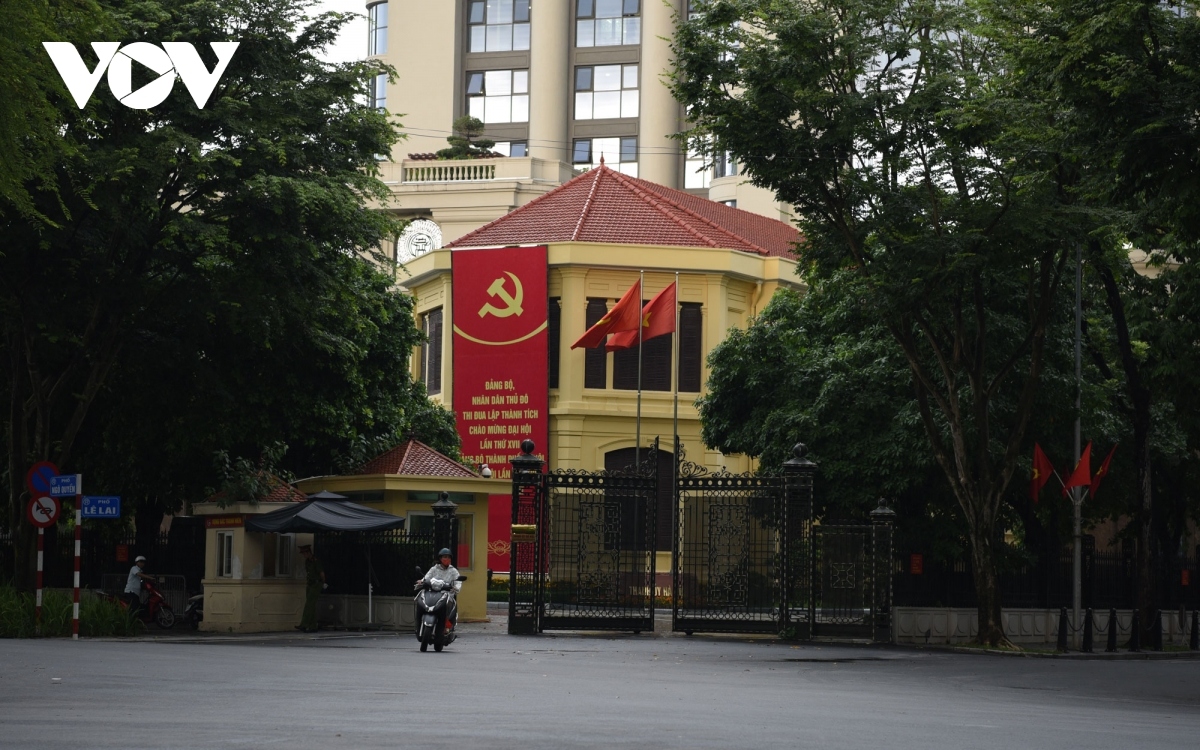 flags and flowers spotted throughout hanoi to celebrate major events picture 1