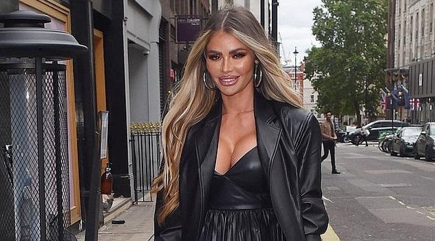 "Người đẹp dao kéo" Chloe Sims diện đồ xẻ sâu gợi cảm giữa trời đông lạnh giá